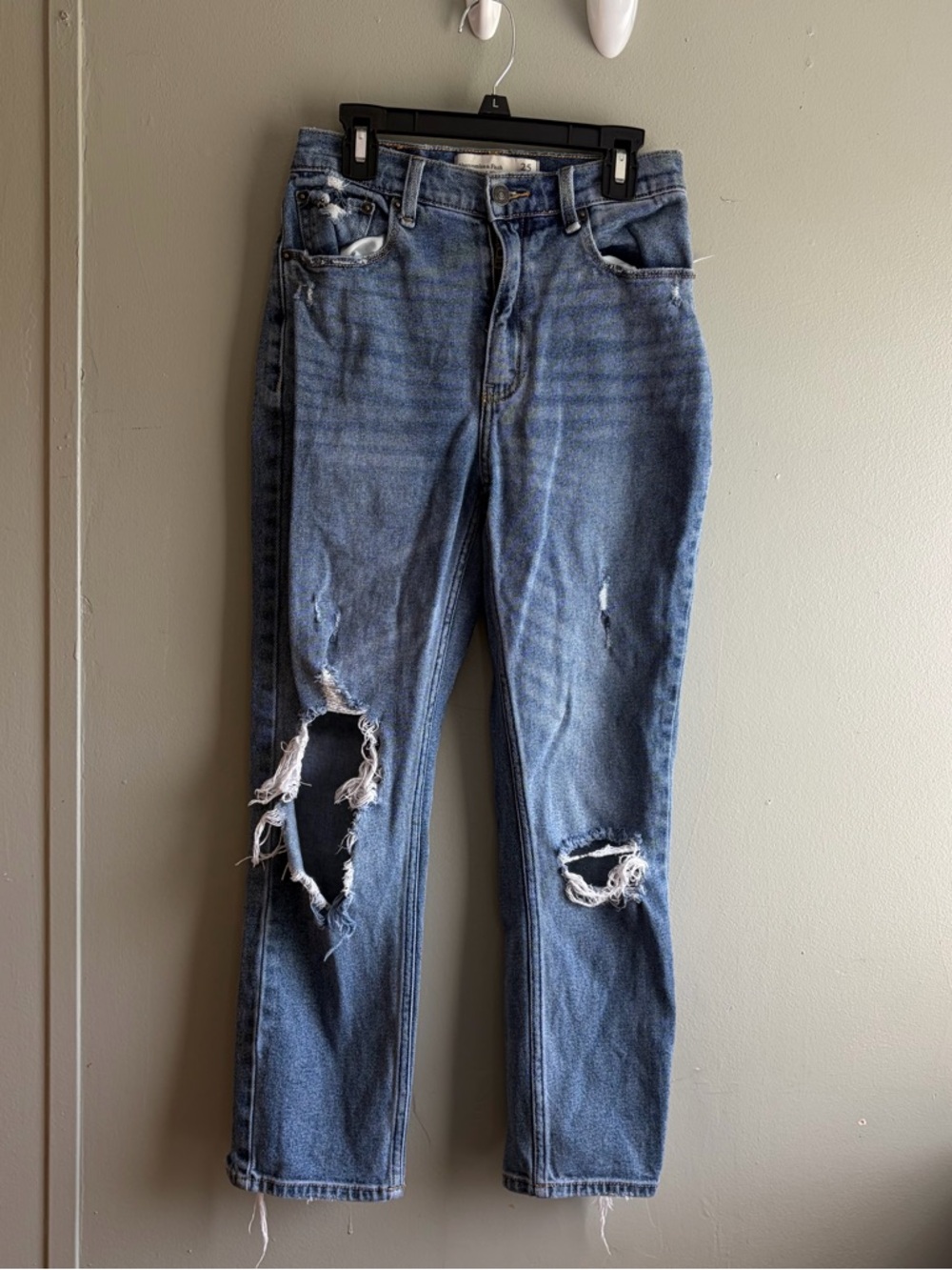 Abercrombie & Fitch Light Wash Distressed Jeans - 25